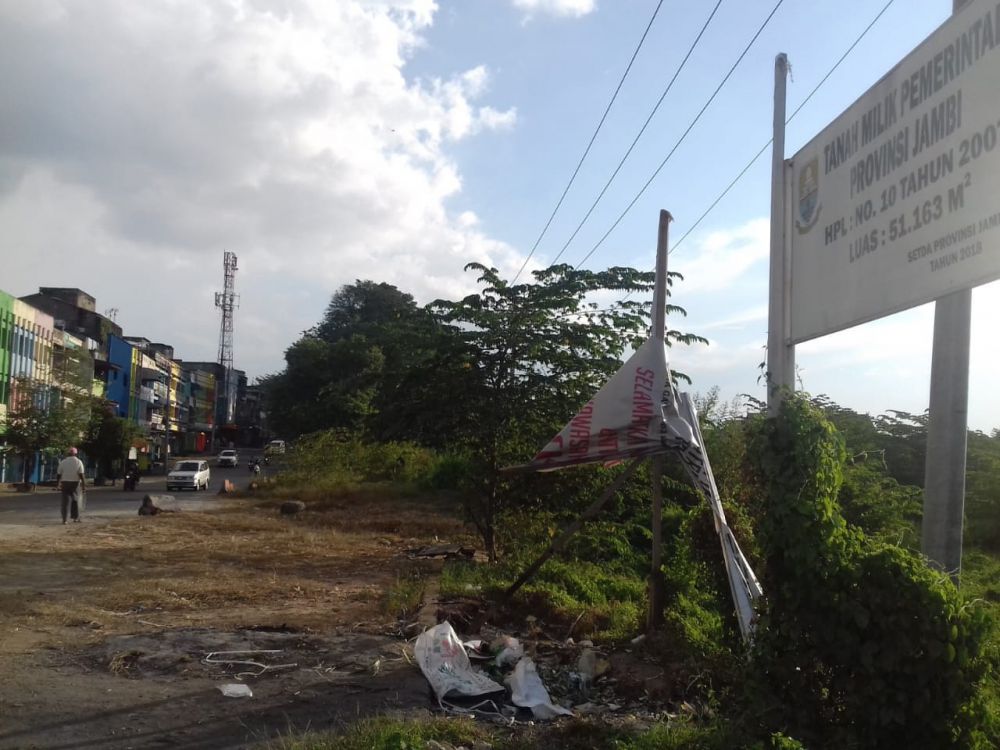 Lahan eks Pasar Angso Duo yang ditumbuhi semak belukar. Lahan 6 hektare itu belum diketahui akan dibangun untuk apa.