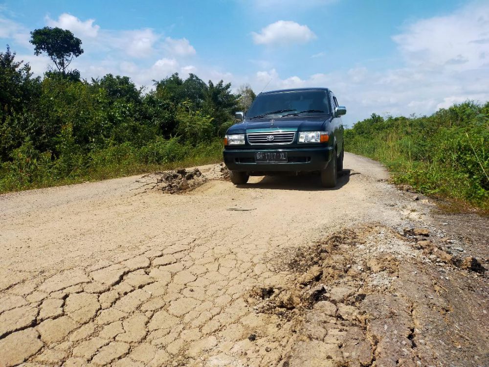Jalan yang ada di Desa Suak Putat Kecamatan Sekernan Muaro Jambi, saat ini butuh perbaikan.
