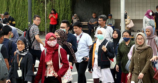 Para pekerja kantoran di Jakarta saat pulang kerja. Ilustrasi Foto: Ricardo/JPNN