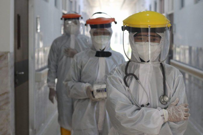 Para tenaga medis bersiap merawat pasien Covid-19 di Kabupaten Tegal