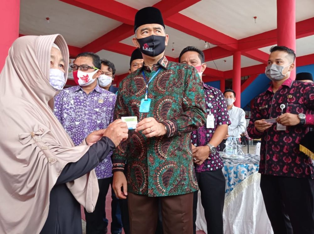 Walikota Jambi menyerahkan kartu pelanggan gas bersubsidi untuk kecamatan, Jambi Selatan dan Alam Barajo.