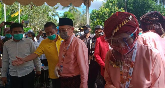 Didampingi Tim Pemenangannya, Pasangan CE-Ratu Daftar ke KPU