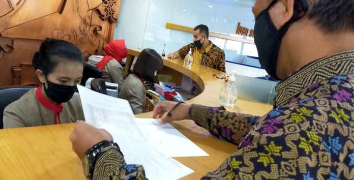 Seorang nasabah melakukan penarikan dana subsidi gaji di teller Bank BTN cabang Harmoni di Jakarta.