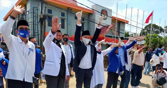 Diantar Pimpinan Parpol, dan Tim Pemenangan, dr Firdaus dan Camelia Resmi Daftar ke KPU