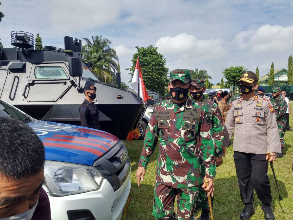 Panglima Kodam II/Sriwijaya Mayjen TNI Agus Suhardi mengecek kesiapan kendaraan pendukung dalam pengamanan Pemilu.