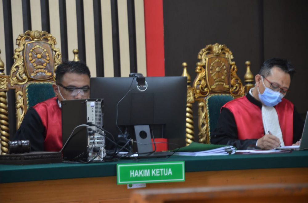 Hakim PN Jambi, Yanri Roni saat memimpin sidang kasus grafitikasi mantan Gubernur Jambi yang melibatkan mantan Plt Kadir PUPR. Hari ini sidang kembali digelar dengan agenda pembacaan eksepsi terdakwa