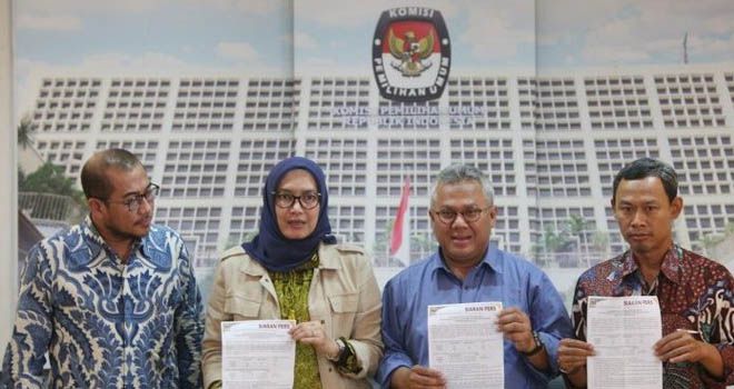 Ketua KPU Arief Budiman (kedua kanan) didampingi Anggota KPU Hasyim Asyari (kiri), Evi Novida Ginting Manik (kedua kiri), dan Pramono Ubaid Tanthowi (kanan) menunjukkan kertas yang berisi siaran pers terkait penandatanganan Naskah Perjanjian Hibah Daerah (NPHD) di Gedung KPU, Jakarta, Senin (7/10/2019). KPU menyebutkan masih ada 61 dari 270 daerah yang belum menandatangani Naskah Perjanjian Hibah Daerah (NPHD) Pemilu Kepala Daerah 2020. (Miftahulhayat/ Jawa Pos)