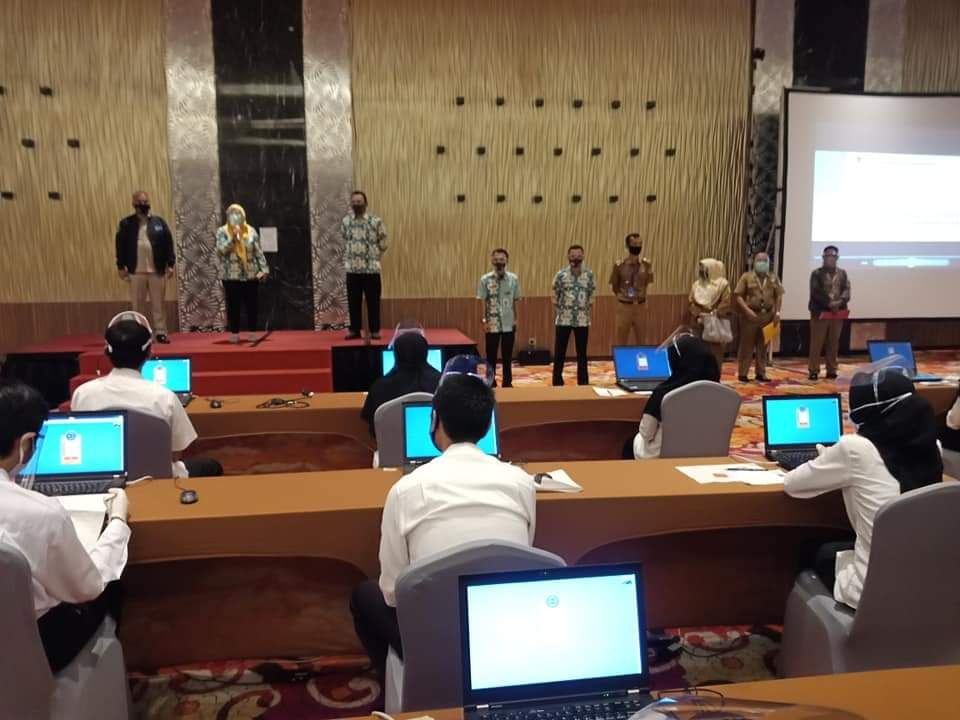Peserta Seleksi CPNS Kota Jambi, Kabupaten Tanjabbar dan Merangin mengikuti ujian SKB, Tampak Panitia Menerapkan jarak aman antar peserta.