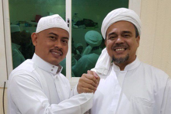 Ketua PA 212, Slamet Maarif (kiri), salam komando dengan Imam Besar FPI, Rizieq Shihab. (Foto: Twitter/@arief_amaryllis)