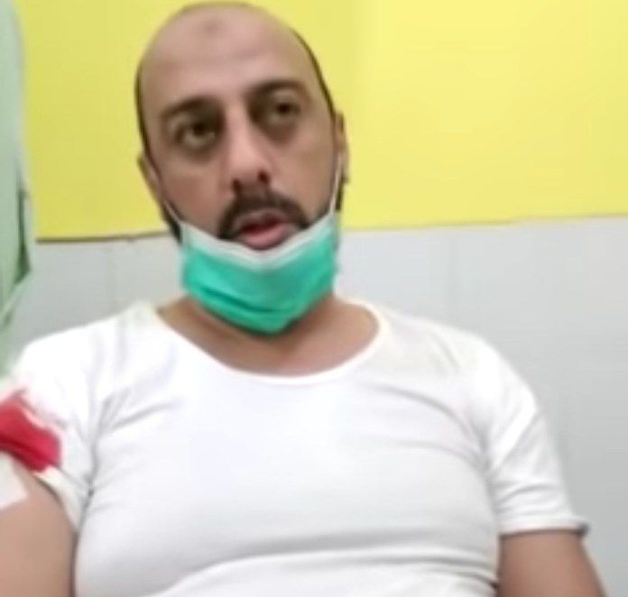 Syekh Ali Jaber dengan luka tusukan di lengan kanan. 