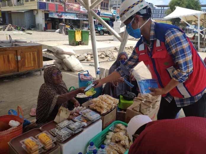 Stop penyebaran COVID-19, Tim Proyek Brantas Abipraya bagikan masker gratis kepada para pedagang di pasar sekitar proyek.