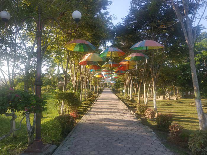 Taman Bunga Rozeline adalah salah satu tempat wisata urban di Penajam Paser Utara.
