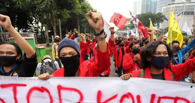 Massa dari Gerakan Mahasiswa Jakarta Bersatu (GMJB) melakukan aksi unjuk rasa di depan gedung Kemendikbud, Jakarta, Senin (22/6/2020). 