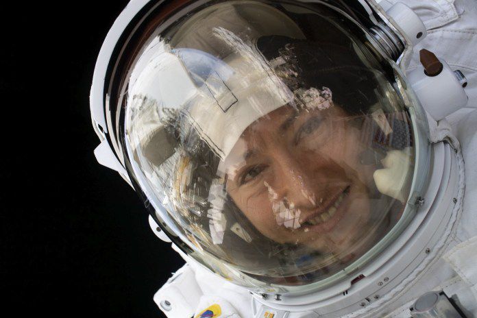 Astronot NASA Christina Koch bereaksi tak lama setelah mendarat di daerah terpencil di luar kota Dzhezkazgan (Zhezkazgan), Kazakhstan, Kamis (6/2). 