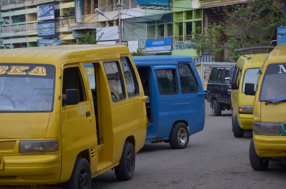 Angkutan Kota (Angkot) masih eksis di Kota Jambi. Setiap hari puluhan angkot masih beroperasi di berbagai trayek.