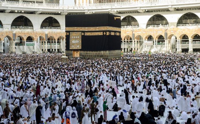 FOTO: DOK TERDAMPAK CORONA: Jemaah melakukan Tawaf al-Ifada, pada puncak peziarahan haji tahunan di Masjidil Haram di kota suci Mekkah, Arab Saudi. Merebaknya Virus Corona, berdampak pada penghentian sementara ibadah Umrah, dan ini pun dikhawatirkan menghalangi tahapan ibadah Haji musim 2020.