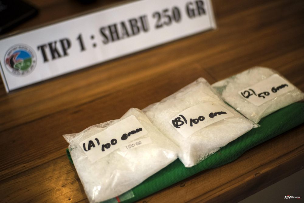 Barang bukti narkotika jenis baru berbentuk 'Diamond' saat rilis di Polda Metro Jaya, Jakarta, Senin (25/2). 