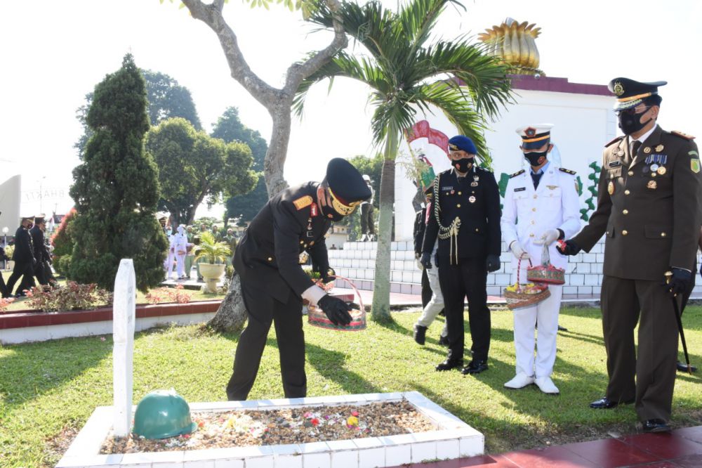 Kapolda Jambi Ziarah ke Makam Pahlawan Dalam Rangka Peringatan HUT TNI ke 75.
