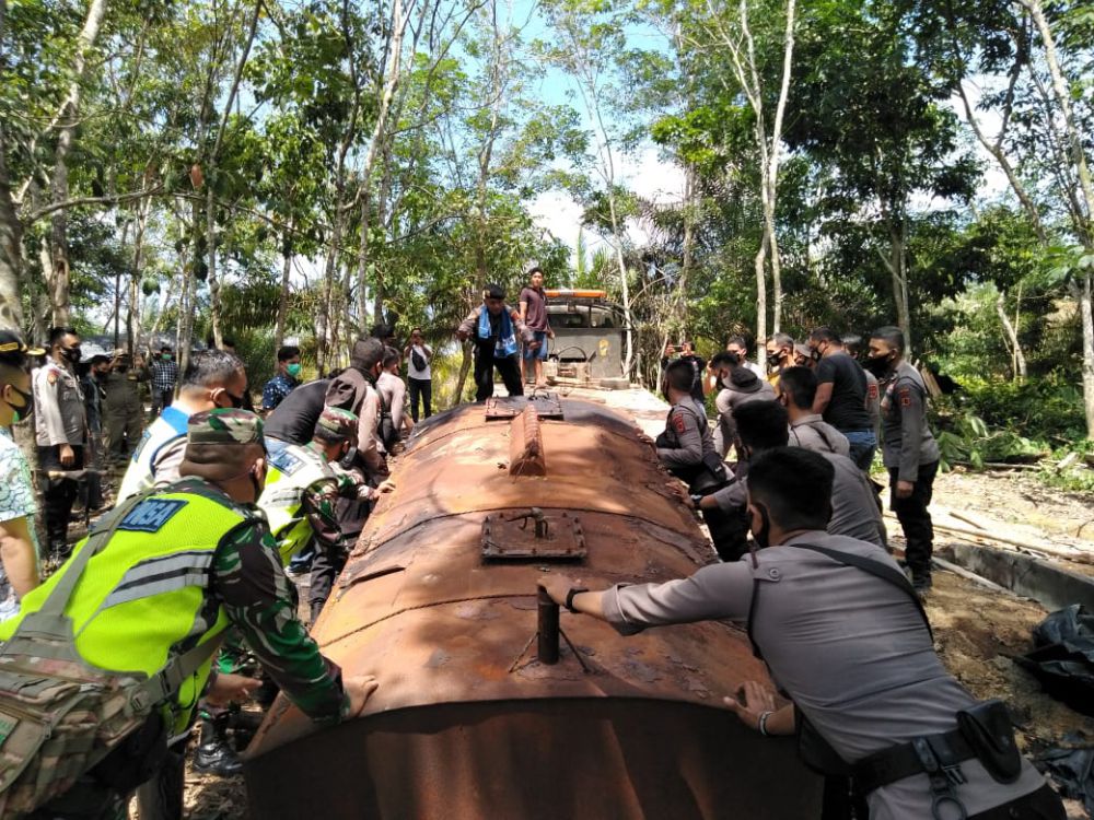 Penutupan Sumur minyak Ilegal di Mestong.