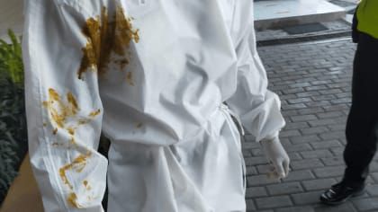 Viral video seorang tenaga kesehatan dilempari kotoran oleh keluarga pasien yang akan dijemput di Sememi Surabaya. 