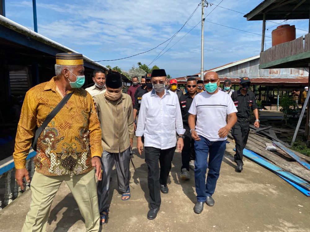 CE saat Disambut Hangat Warga Mendahara Ulu.
