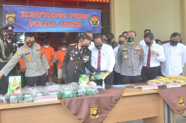 Kapolda Jambi Irjend Pol Firman Shantyabudi saat press release di Mapolda Jambi tadi siang (5/10)