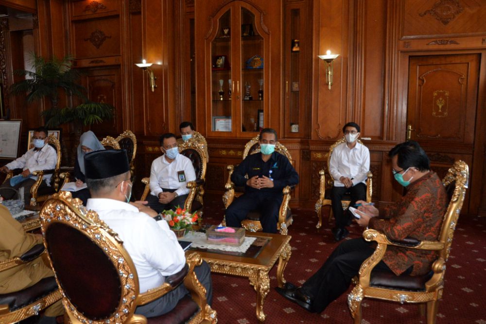 Pjs Gubernur Jambi Restuardy Daud saat berdiskusi dengan Kepala BPOM Jambi Antoni Asdi