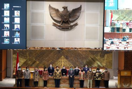 Menko Perekonomian Airlangga Hartarto (kelima kiri) bersama Menkumham Yasonna Laoly (kelima kanan), Menteri Keuangan Sri Mulyani (keempat kiri), Mendagri Tito Karnavian (keempat kanan), Menaker Ida Fauziyah (ketiga kiri), Menteri ESDM Arifin Tasrif (ketiga kanan), Menteri ATR/Kepala BPN Sofyan Djalil (kedua kiri) dan Menteri LHK Siti Nurbaya (kedua kanan) berfoto bersama dengan pimpinan DPR usai pengesahan UU Cipta Kerja pada Rapat Paripurna di Kompleks Parlemen, Senayan, Jakarta, Senin (5/10/2020).