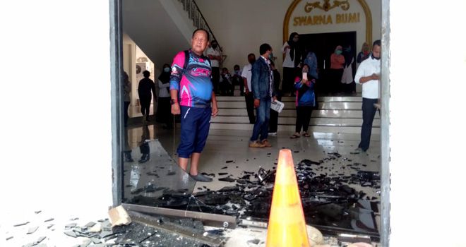 Penyerangan Gedung DPRD Kota Jambi.