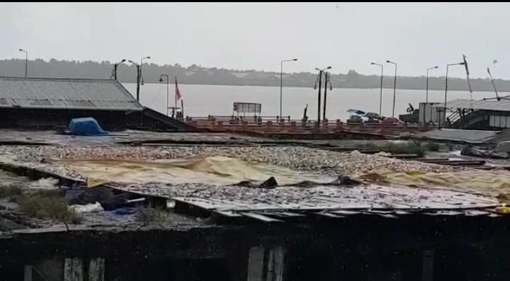 Penjemuran ikan asin yang ada di pasar dekat area Pelabuhan LLASDP Kuala Tungkal, dikeluhkan masyarakat.