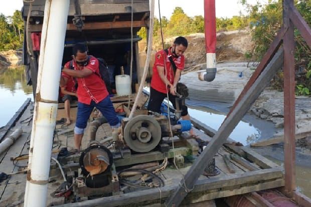 Satuan Reskrim Polres Tebo saat mengamankan barang bukti pelaku PETI di Dusun Danau Tanduk Desa Mangun Jayo Kecamatan Tebo Tengah.
