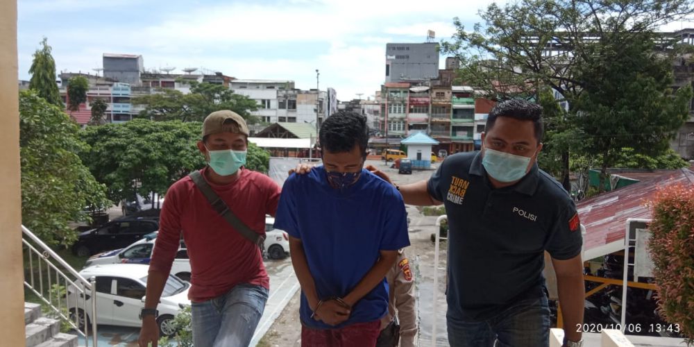 Ridwan ditangkap polisi usai mencuri helm di Mall WTC Jambi. Tersangka ternyata buron kasus pencurian motor di Tanjab Timur.