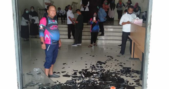 Aksi penyerangan kantor DPRD Kota Jambi, Kota Baru pada siang hari (7/10)