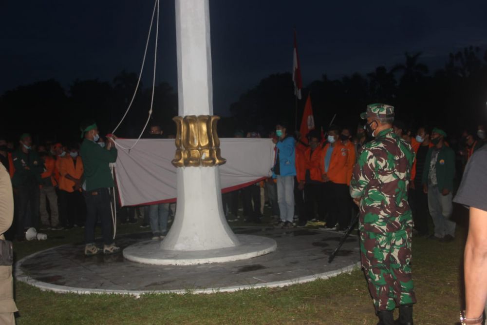 Mahasiswa Yang Demo di Gedung DPRD Jambi Jadi Petugas Penurunan Bendera