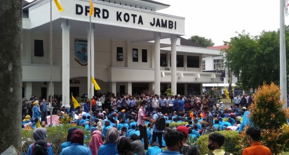 Ratusan Mahasiswa Gelar Aksi di Gedung DPRD Kota Jambi