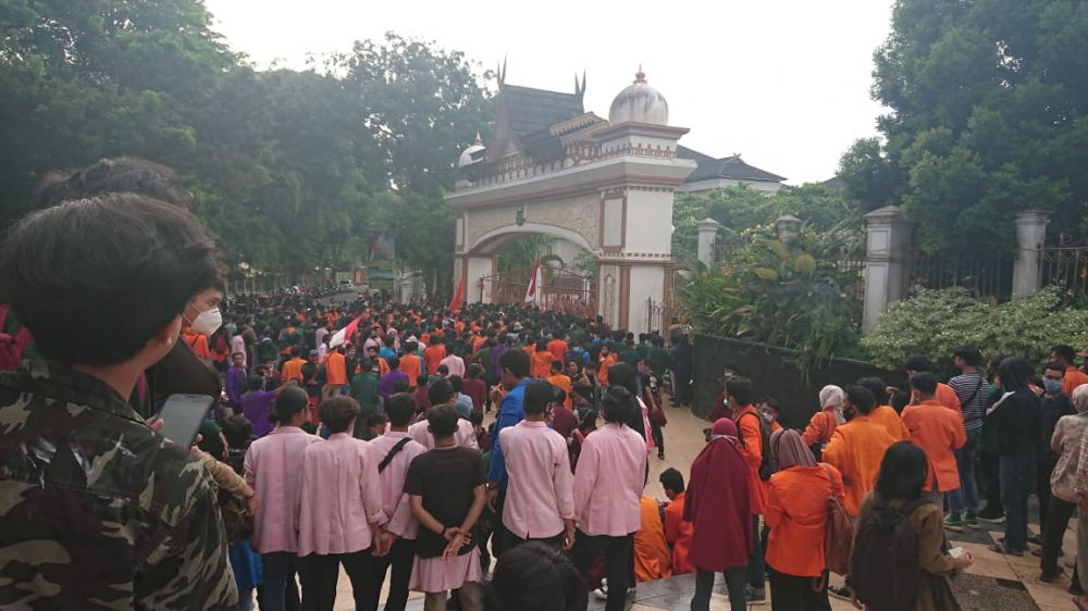 Aksi unjuk rasa mahasiswa di lingkungan DPRD Provinsi Jambi yang menolak pengesahan UU Omnibus Law terus berlanjut hingga sore, Kamis (8/10).