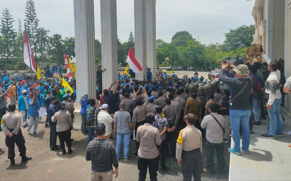 PMII Jambi Geruduk DPRD Provinsi Jambi Tuntut Gubernur dan DPRD Tolak Pengesahan UU Ciptaker
