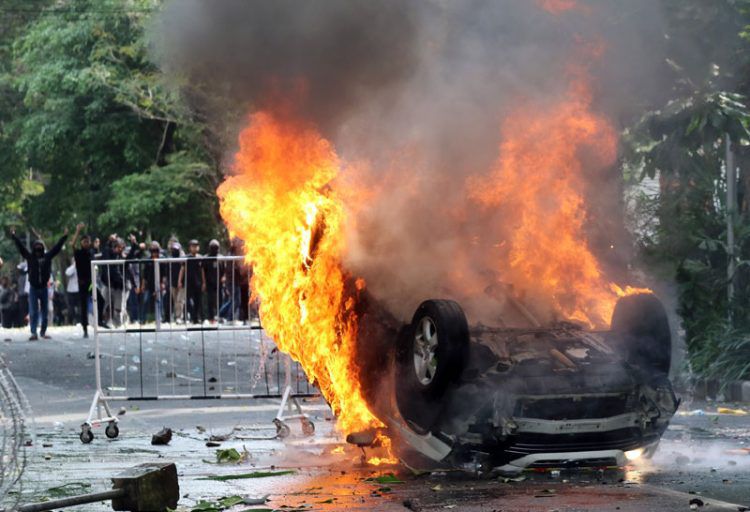 Demo yang terjadi kemarin diberbagai daerah karena menolak UU Omnibuslaw Cipta Kerja banyak menimbulkan kerugian materi diantaranya mobil rusak. Ada persyaratan yang harus dipenuhi untuk klaim asuransi.