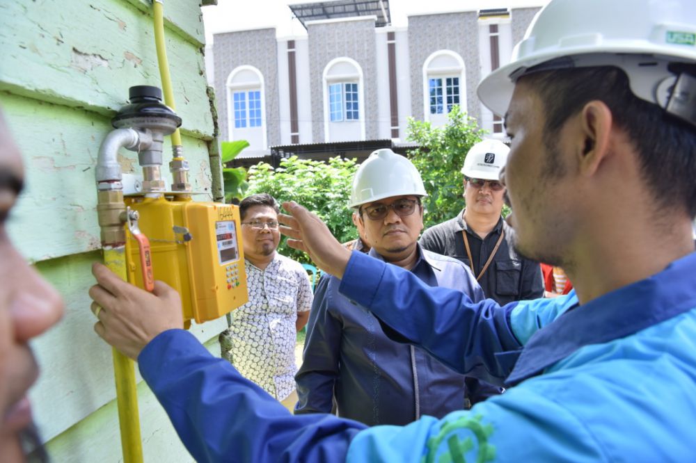 Wakil Walikota Jambi Maulana saat melihat meteran city gas yang sudah tersambung di rumah masyarakat beberapa waktu lalu.