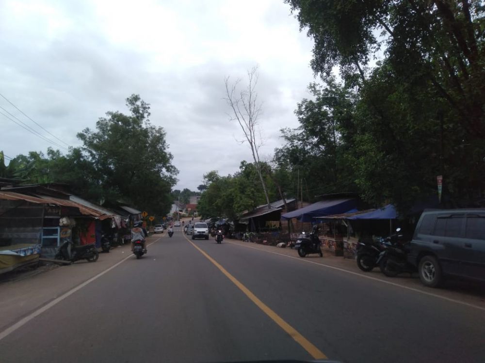 Pasar liar di Paal 10 masih beroperasi, kemarin (11/10). Saat ramai kawasan lalu lintas kerap terhambat.
