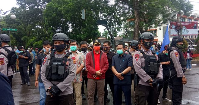 Ketua DPRD Provinsi Jambi temui pendemo di simpang BI dengan pengawalan ketat
