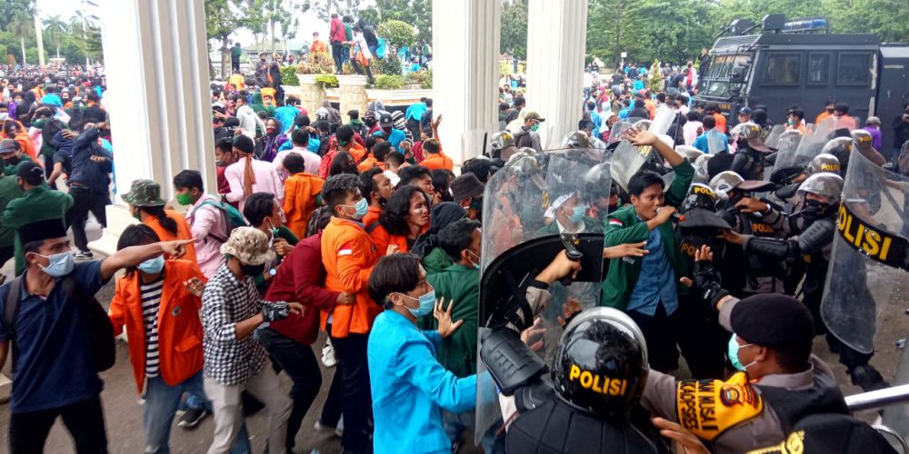 Demo Tolak UU Ciptaker di Gedung DPRD Provinsi Kembali Ricuh.
