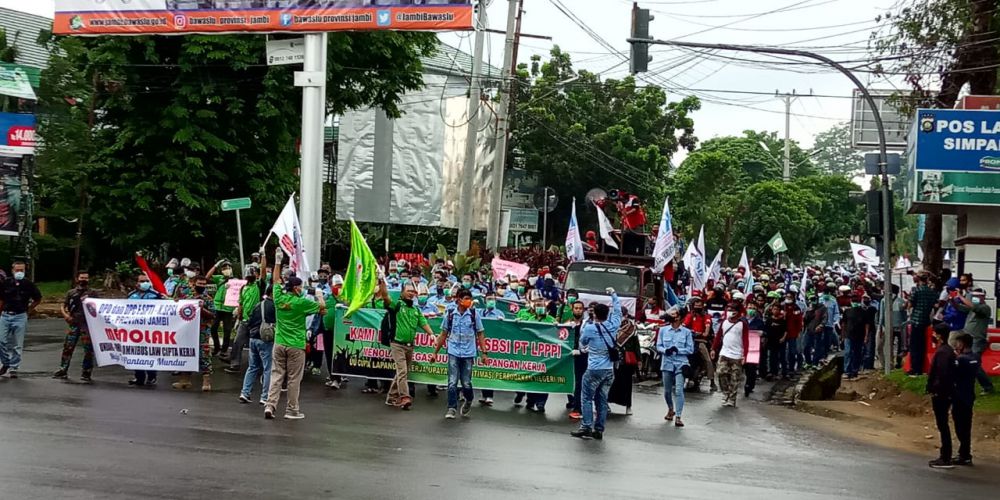 Ribuan buruh melakukan long mars Dari tugu juang menuju kantor DPRD Provinsi Jambi, Senin (12/10).