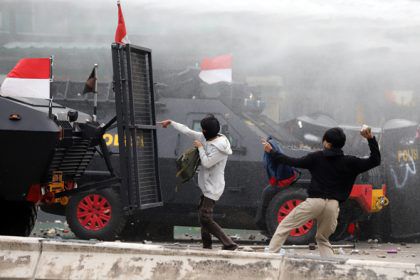 Pengunjuk rasa yang menolak pengesahan Omnibus Law UU Cipta Kerja terlibat bentrok dengan polisi di kawasan Harmoni, Jakarta, Kamis (8/10/2020).