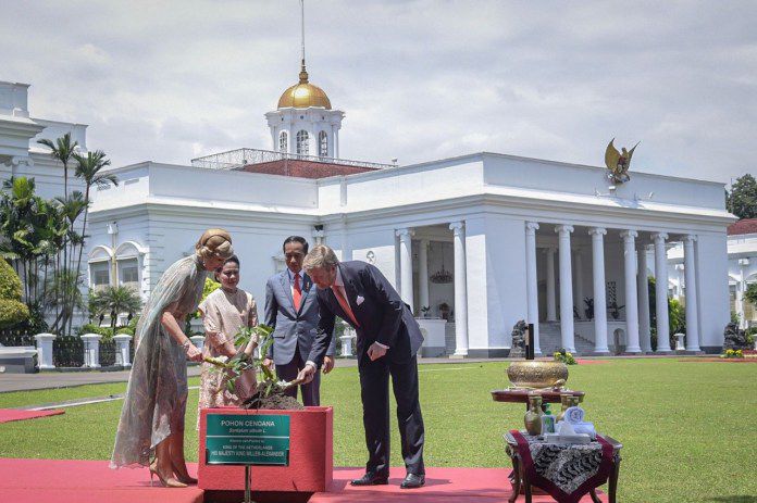 Presiden Jokowi Terima Keris Pangeran Diponegoro dari Raja Belanda.