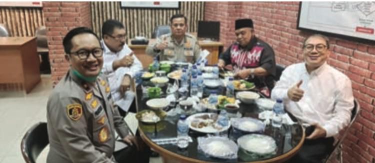 Jamuan makan siang Kepala Kejaksaan Negeri Jakarta Selatan (Kajari Jaksel) Anang Supriyatna kepada tersangka Irjen Napoleon Bonaparte dan Brigjen Prasetijo Utomo.