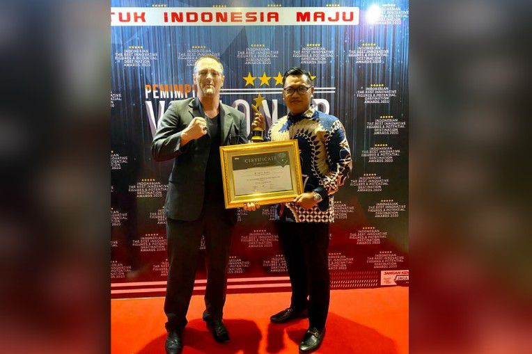 Putra Jambi ini adalah M. Iqbal Linus yang saat ini menjabat sebagai Ketua DPD I KNPI Provinsi Jambi, Penghargaan Indonesian The Best Innovative Figures Award 2020.
