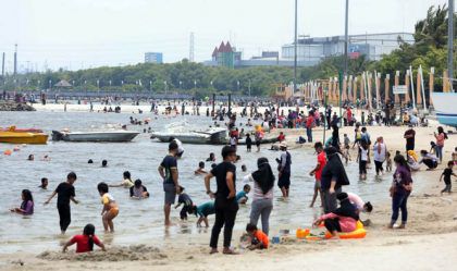 Ribuan masyarakat menikmati liburan di kawasan wisata Taman Impian Jaya Ancol, Jakarta, Kamis (29/10/20).