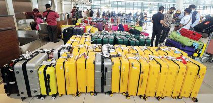 Jamaah umrah antre sebelum berangkat ke Arab Saudi di Terminal 3 Bandara Soekrano-Hatta, Tangerang, kemarin. Sebanyak 253 jamaah terbang dengan Saudia Airlines.