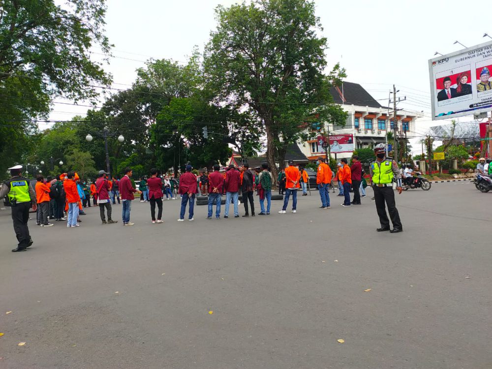 Tolak UU Ciptaker : Mahasiswa Jambi Menyampaikan Aspirasi di Perempatan Bank Indonesia, Telanaipura, Kota Jambi (2/11).